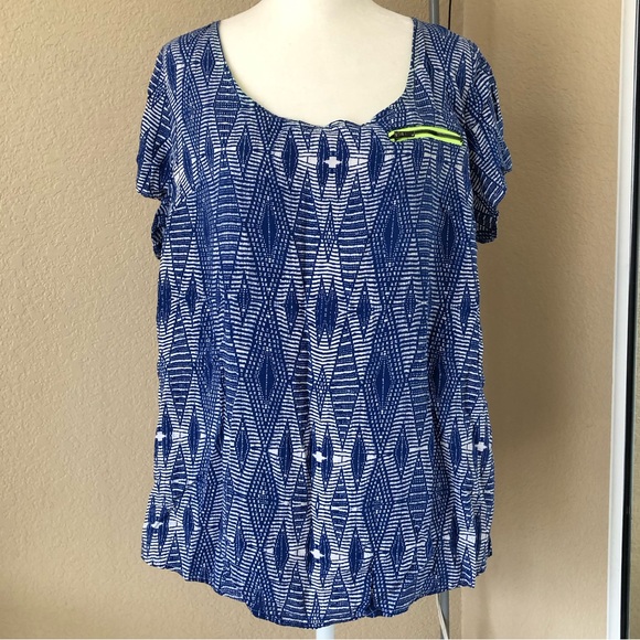torrid Tops - Torrid Blue & White Aztec Triangle Print Short Sleeve Open Back Slit Blouse